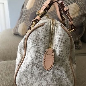 Michael Kors Bags - Michael Kors pocketbook barely used Michael Kors Bags - Michael Kors pocketbook barely used
